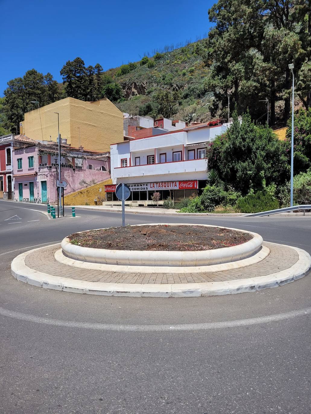 Así quedó la rotonda de El Retiro tras la retirada del árbol y las macetas