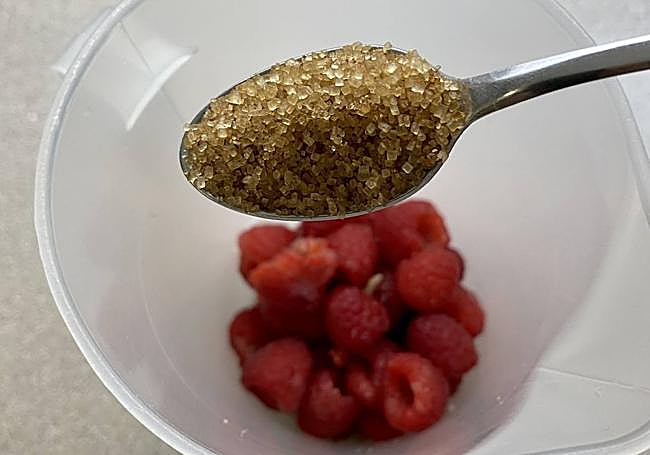 Introducimos las moras en un vaso de batidora, con el limón y el azúcar