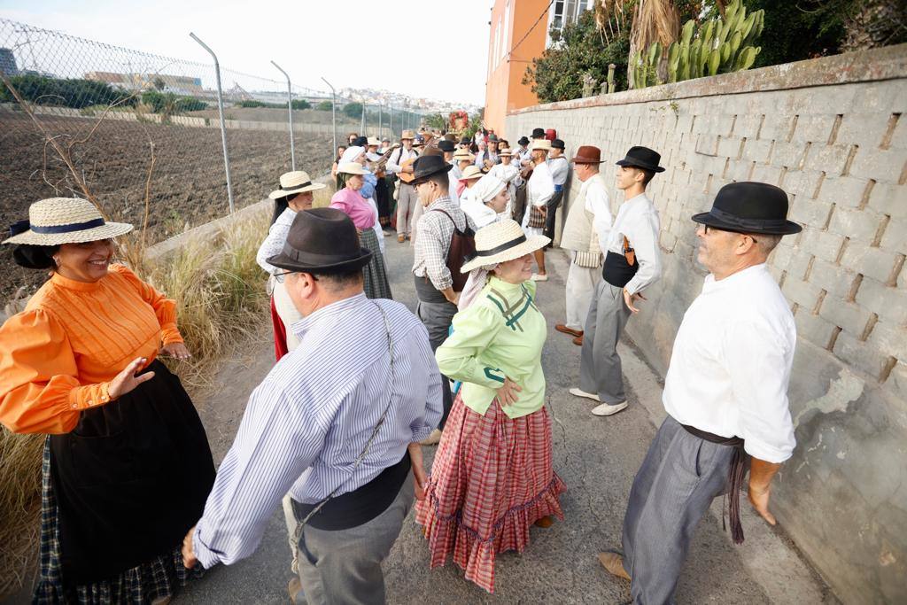 Ofrenda, bailes y carretas en la tradicional romería de San Lorenzo