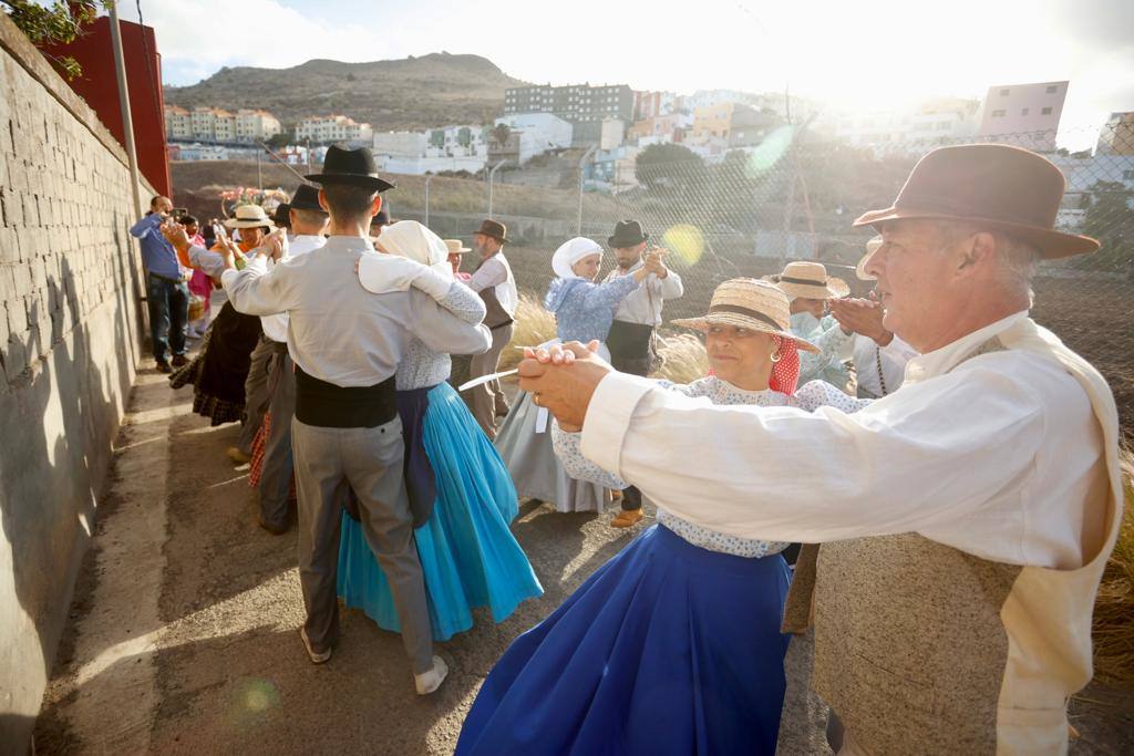 Ofrenda, bailes y carretas en la tradicional romería de San Lorenzo