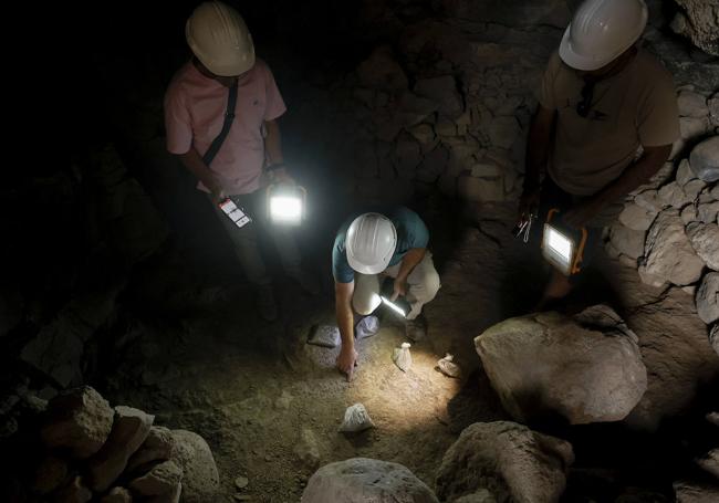 Galindo muestra algunos de los hallazgos en una de las dos cavidades de la cueva principal.