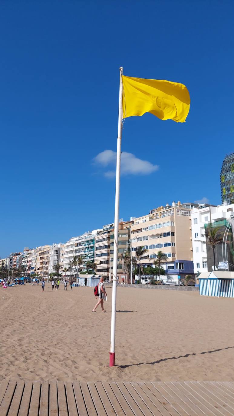 Algunos curiosos se atrevieron a meterse en el mar a pesar de la advertencia