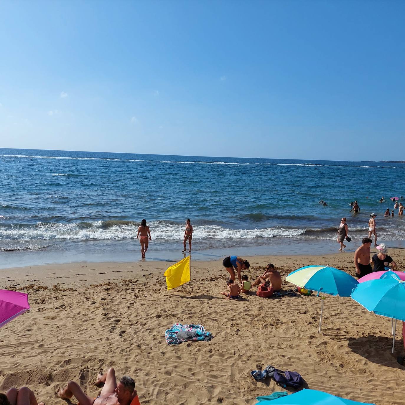 Algunos curiosos se atrevieron a meterse en el mar a pesar de la advertencia
