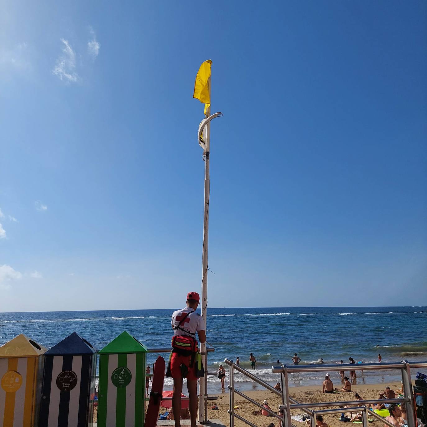 Algunos curiosos se atrevieron a meterse en el mar a pesar de la advertencia