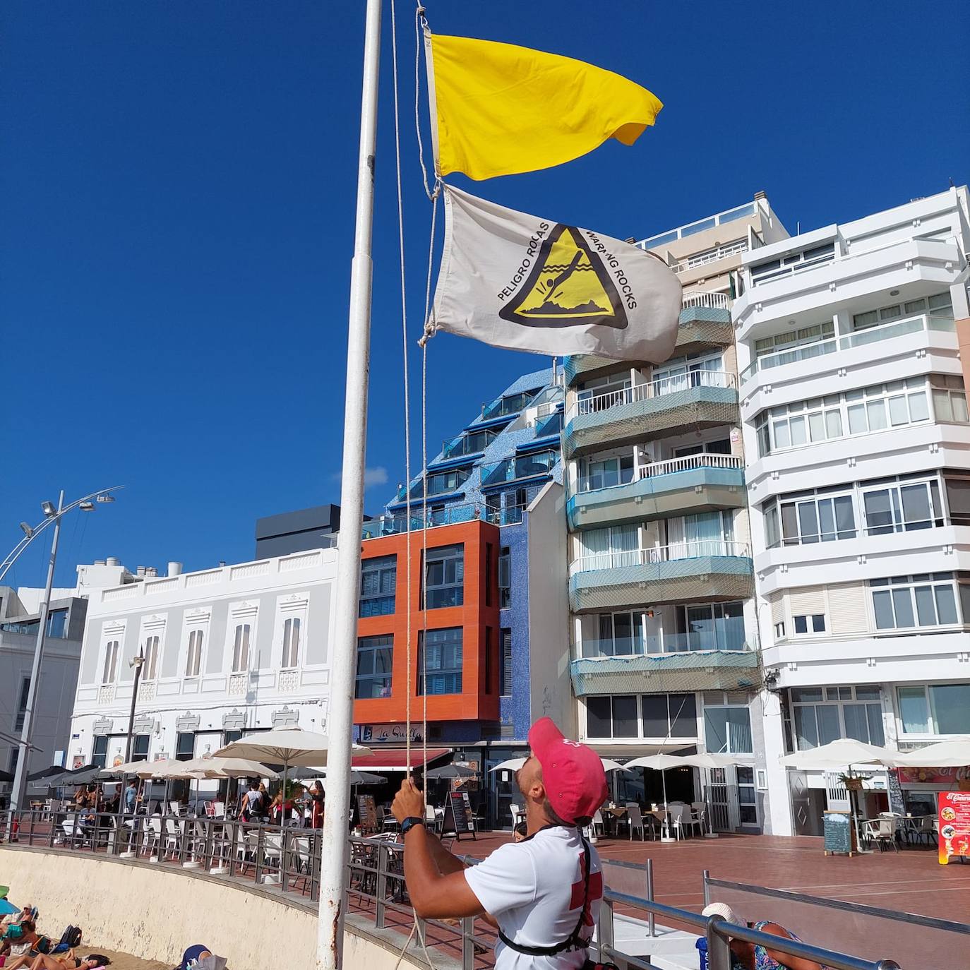 Algunos curiosos se atrevieron a meterse en el mar a pesar de la advertencia