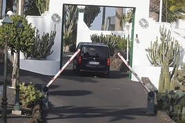 Imagen de la entrada de Pedro Sánchez y su familia a la Residencia Real de La Mareta en Teguise, Lanzarote.