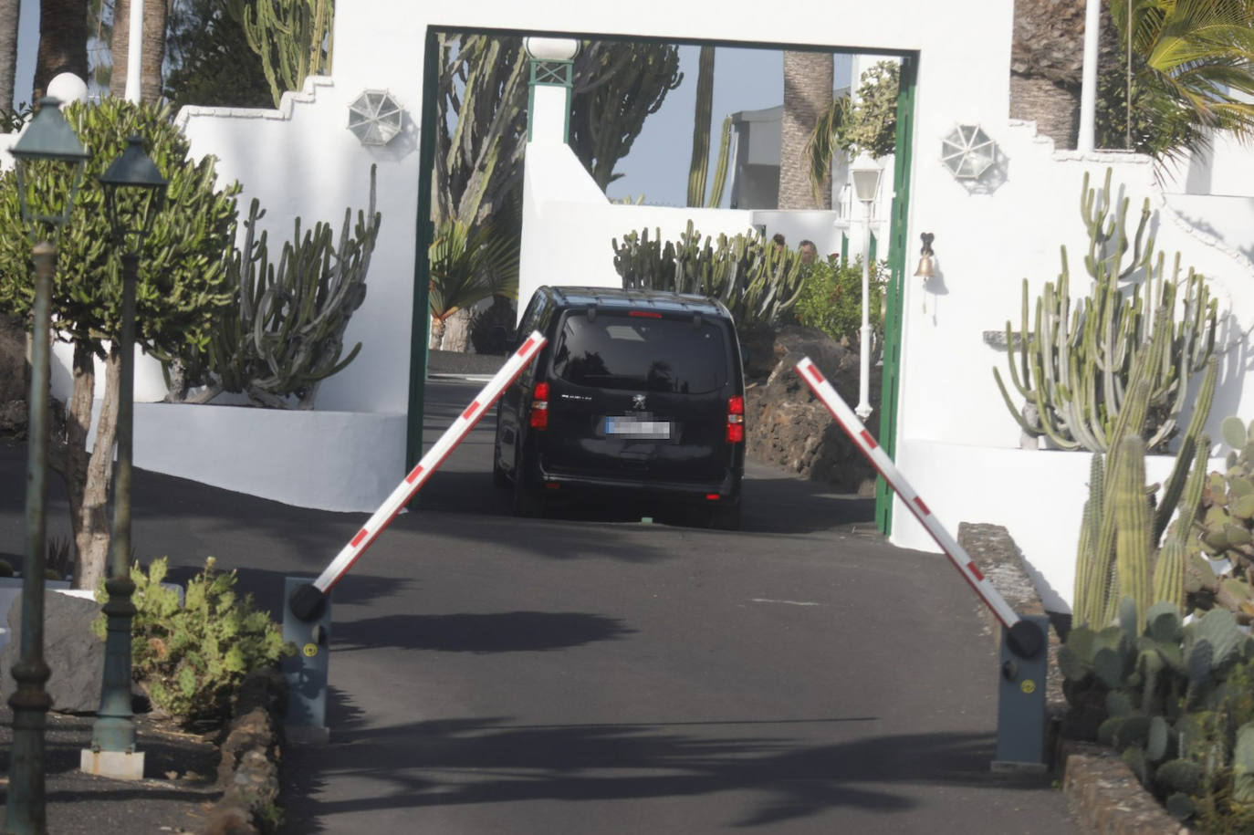 Imagen de la entrada de Pedro Sánchez y su familia a la Residencia Real de La Mareta en Teguise, Lanzarote.