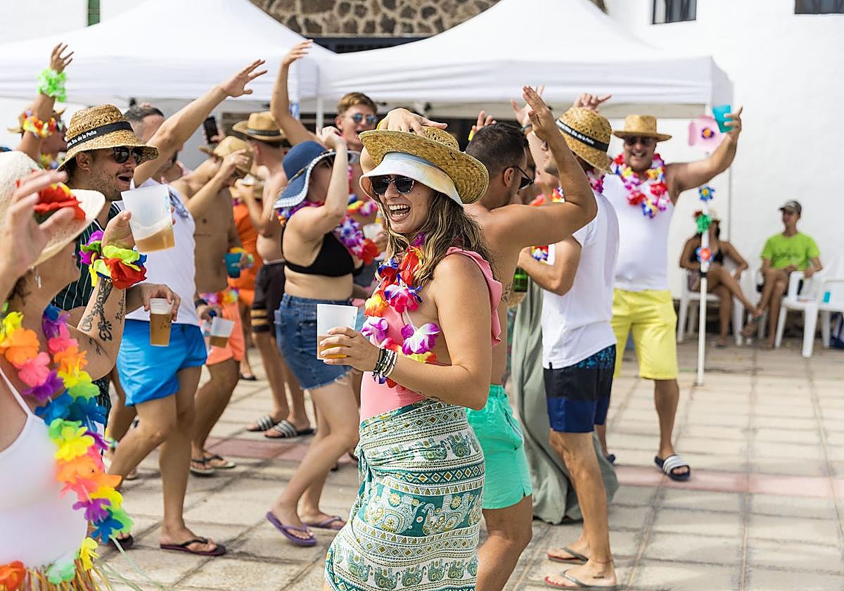 La fiesta hawaiana se celebró en la plaza de El Roque.