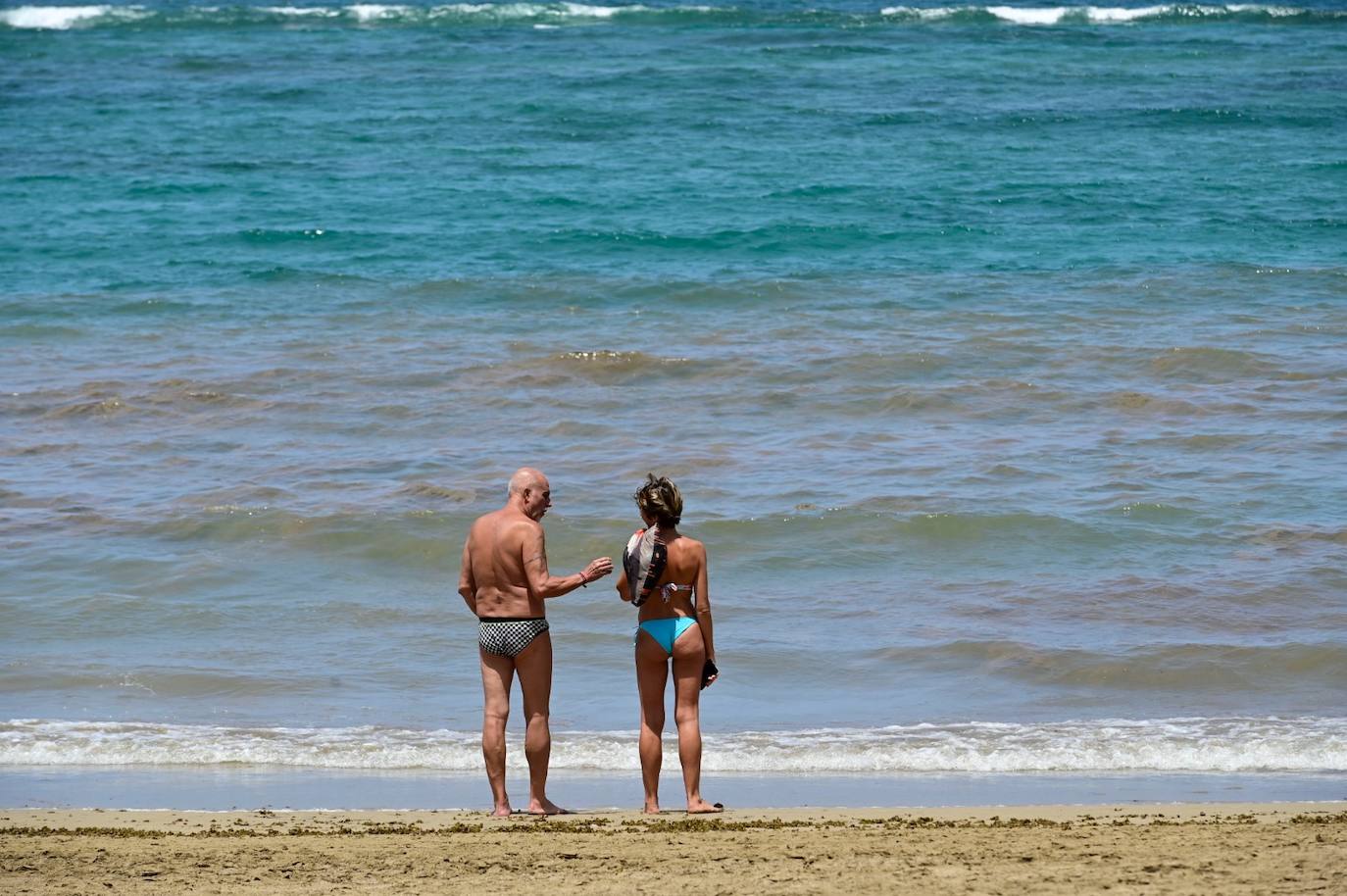 Segundo día de bandera amarilla en Las Canteras por las microalgas