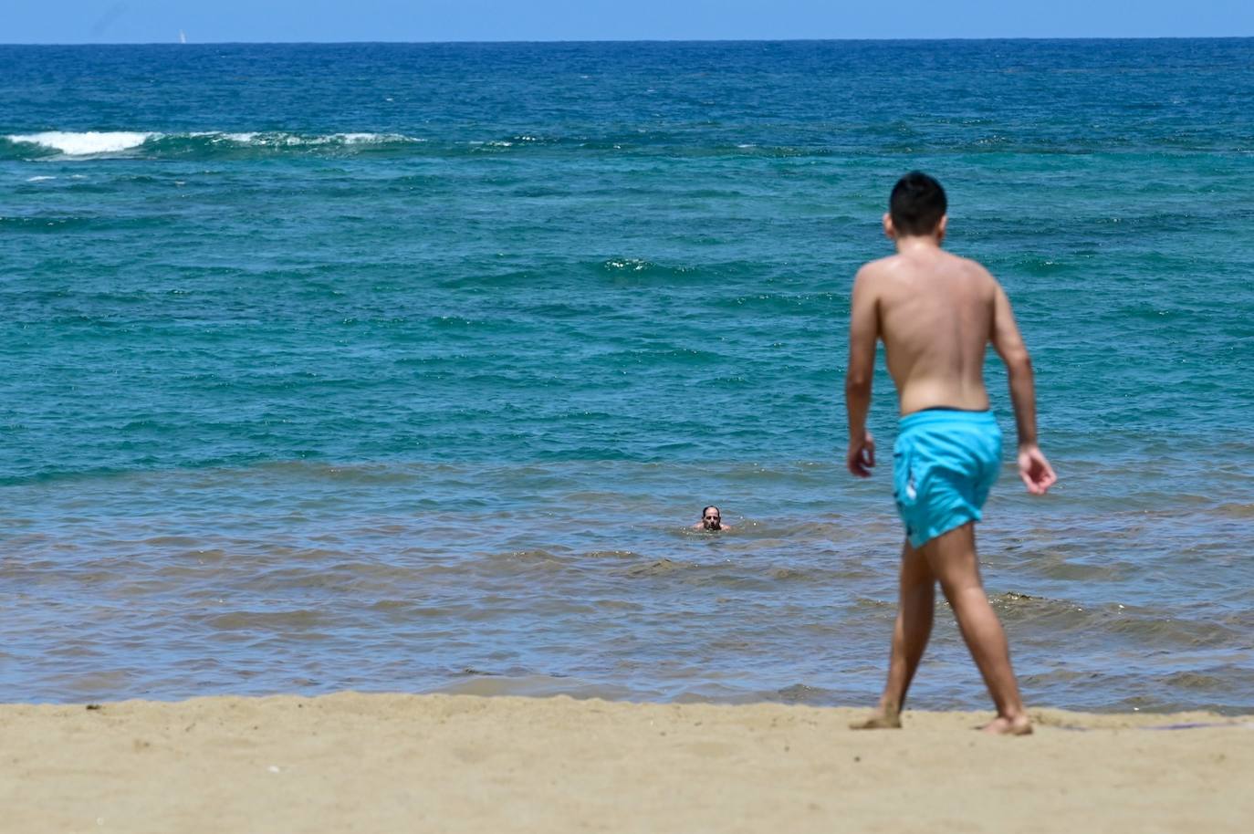 Segundo día de bandera amarilla en Las Canteras por las microalgas