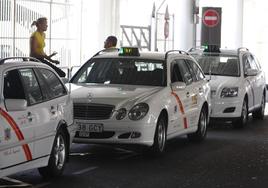 Foto de archivo de taxis de Ingenio en el aeropuerto.