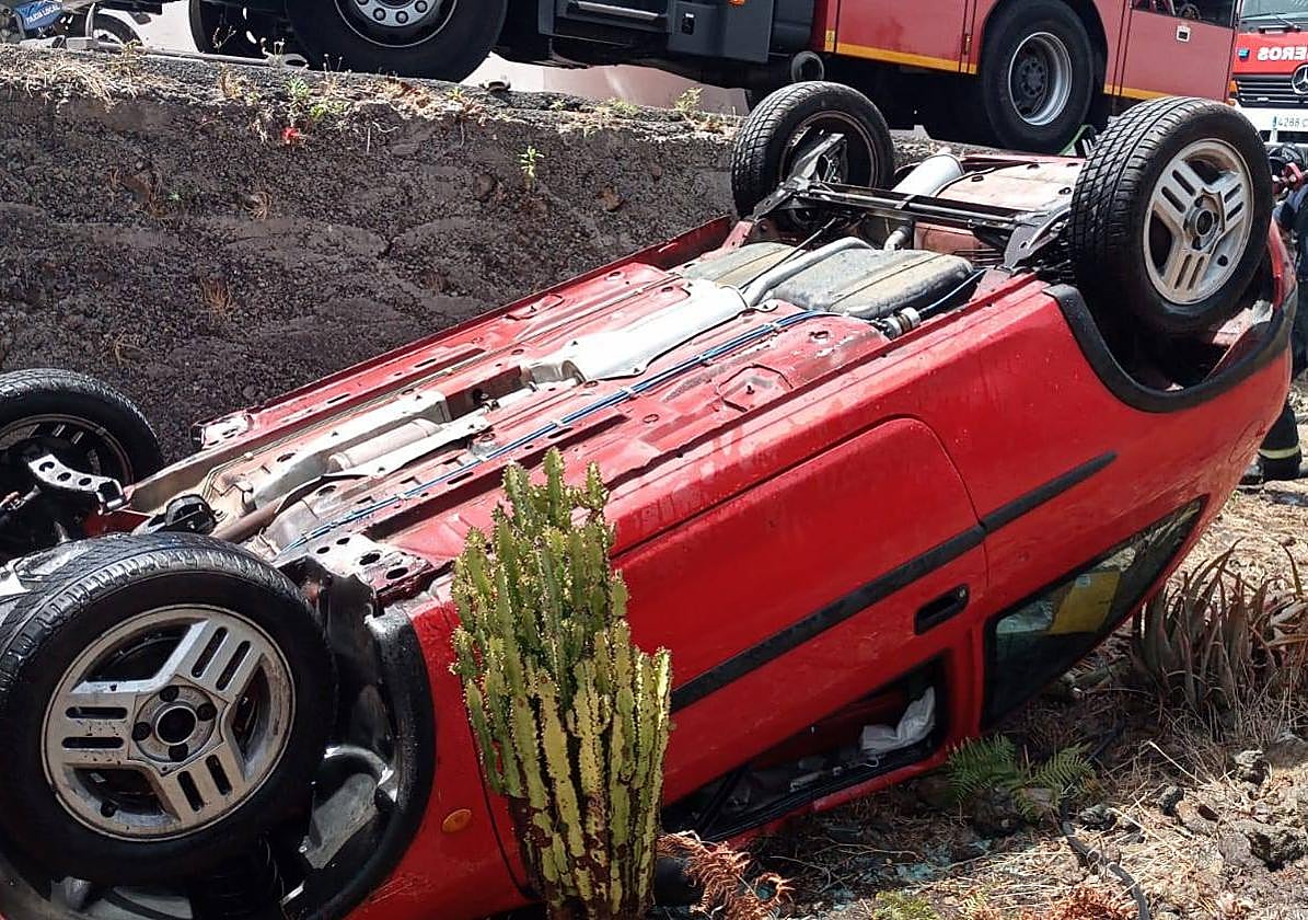 Imagen del coche volcado.