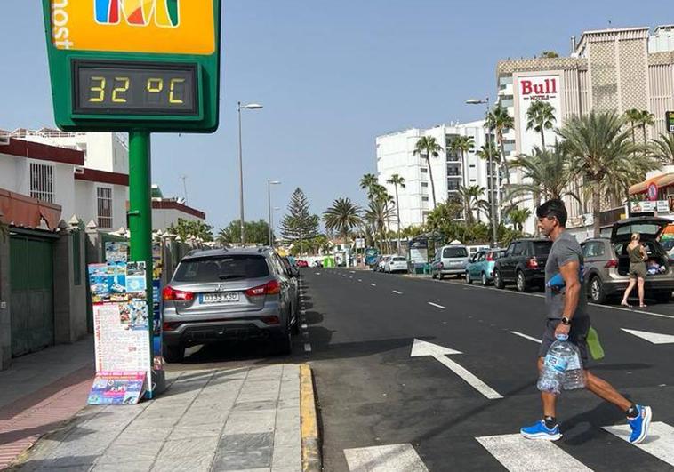 El termómetro llegaba a 32 grados a las 11.00 horas de este jueves en Playa del Inglés.