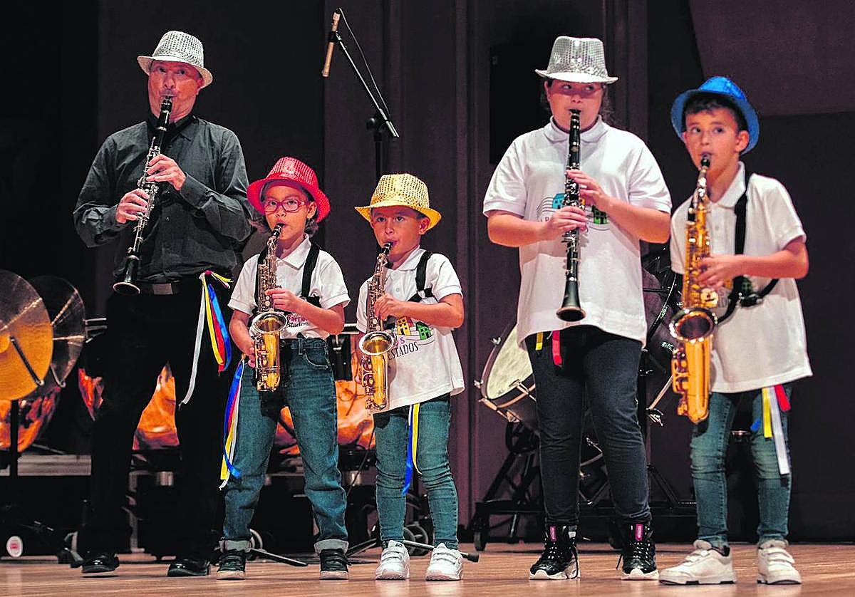 Alumnos de Barrios Orquestados en uno de los conciertos solidarios.