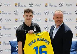 Mika Mármol posa con su nueva camiseta con el dorsal número 15 junto a Luis Helguera.