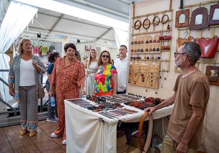La Feria de Artesanía 'Faro de Maspalomas' reúne a 64 artesanos