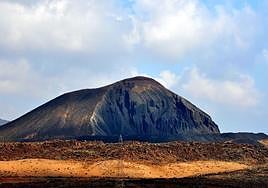 La Caldera de Liria, en el municipio de Tuineje, «desmantelada» según la Fiscalía por las extracciones iniciadas en 1982.