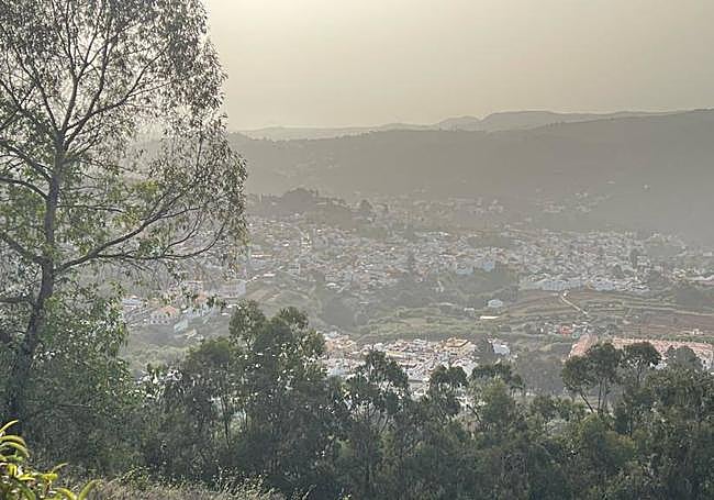 Teror bajo un manto de calima durante la mañana de este viernes.