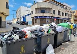 Aspecto que presentaban los contenedores en una calle de Tamaraceite, el pasado fin de semana.