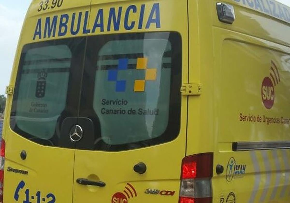 Heridos un hombre y una niña tras volcar su turismo en La Laguna