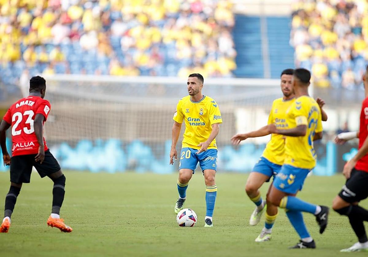 Kirian Rodríguez con el balón durante el encuentro ante el Mallorca.
