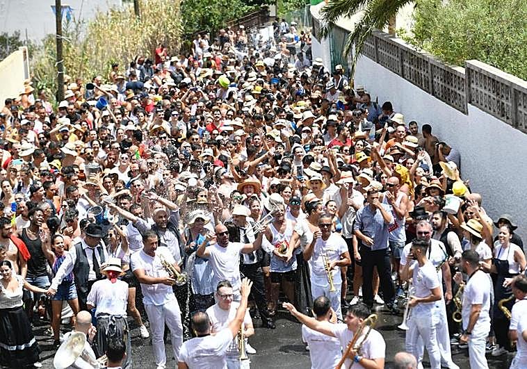 Con muchos grados y sin sombra, más de 1.000 personas participaron en la tradición más popular de las fiestas en honor de la Virgen de las Nieves.