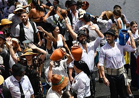 Imagen secundaria 1 - Instantáneas que nos dejó La Traída ante el fuerte calor de este domingo.