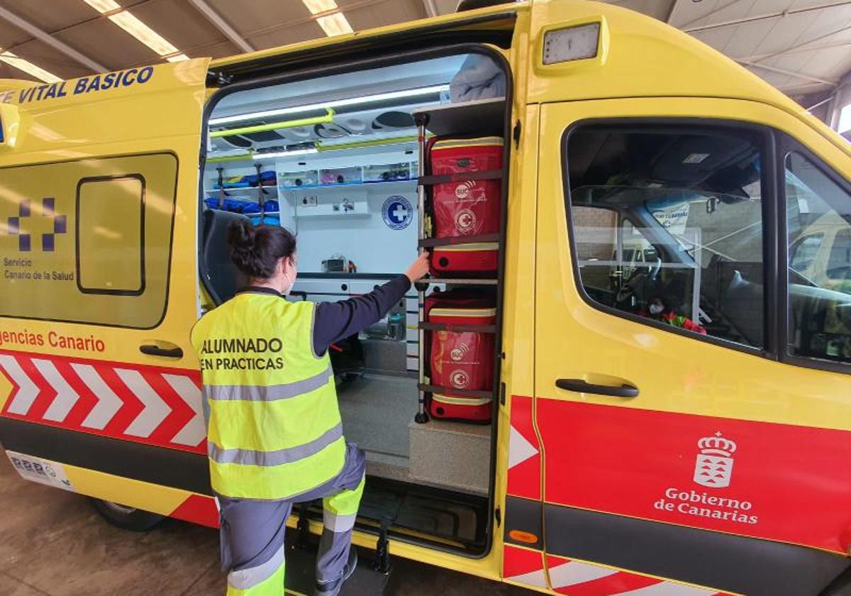 Imagen de archivo de una ambulancia del Servicio Canario de Salud.