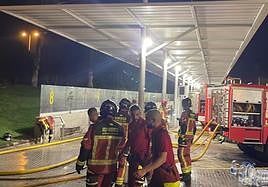 Los bomberos actuaron con celeridad ante el fuego en la estación de bombeo.