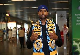 Sylven Landesberg posa con la bufanda del Gran Canaria.