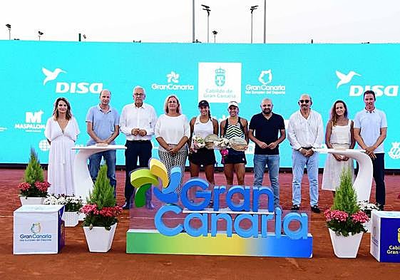 Ceremonia de entrega de premios con autoridades y las finalistas.
