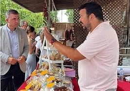 El vicepresidente canario conversa con un artesano.