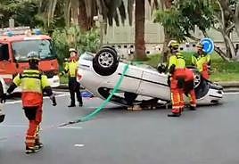 Imagen del vehículo que volcó en la rotonda de Santa Luisa de Marillac, en la capital grancanaria.