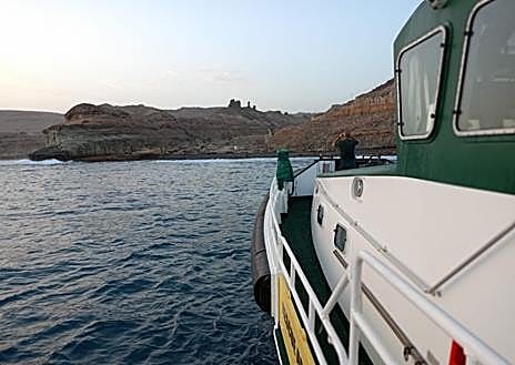 Imagen secundaria 1 - los niños llevaban una hora en el agua intentando salir y se encontraban en una zona de rompientes de piedra.