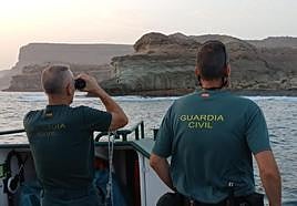 La patrullera Río Tambre de la Guardia Civil se personó en el lugar comprobando como los niños llevaban una hora en el agua intentando salir.