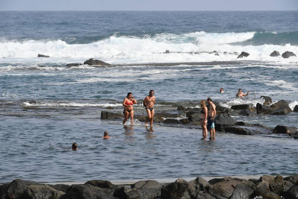 Los canarios pasan el puente de agosto en la playa