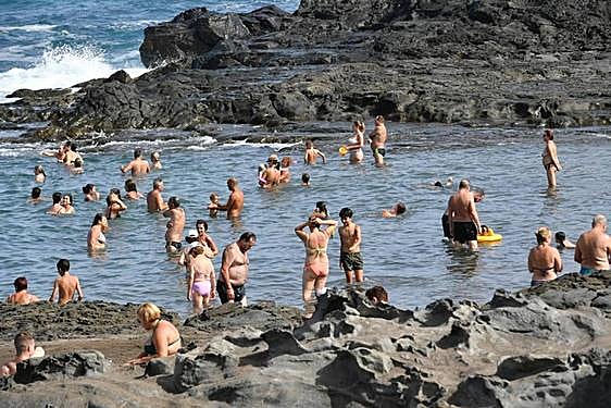 Los canarios pasan el puente de agosto en la playa