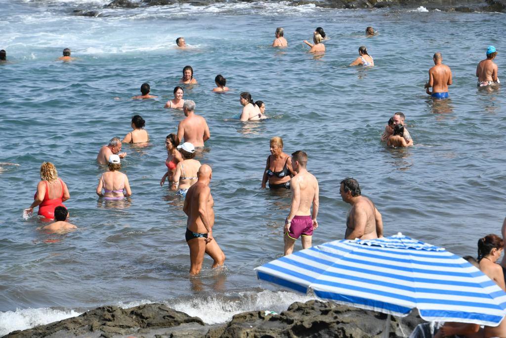 Los canarios pasan el puente de agosto en la playa