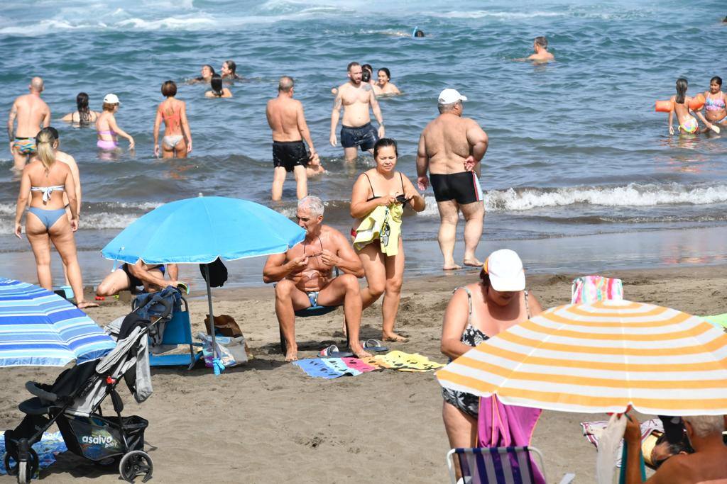 Los canarios pasan el puente de agosto en la playa