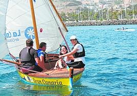 Carolina Darias y Carla Campoamor, en un barquillo.
