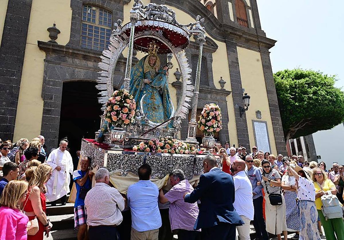 La Virgen de Guía sale en procesión por las calles del pueblo