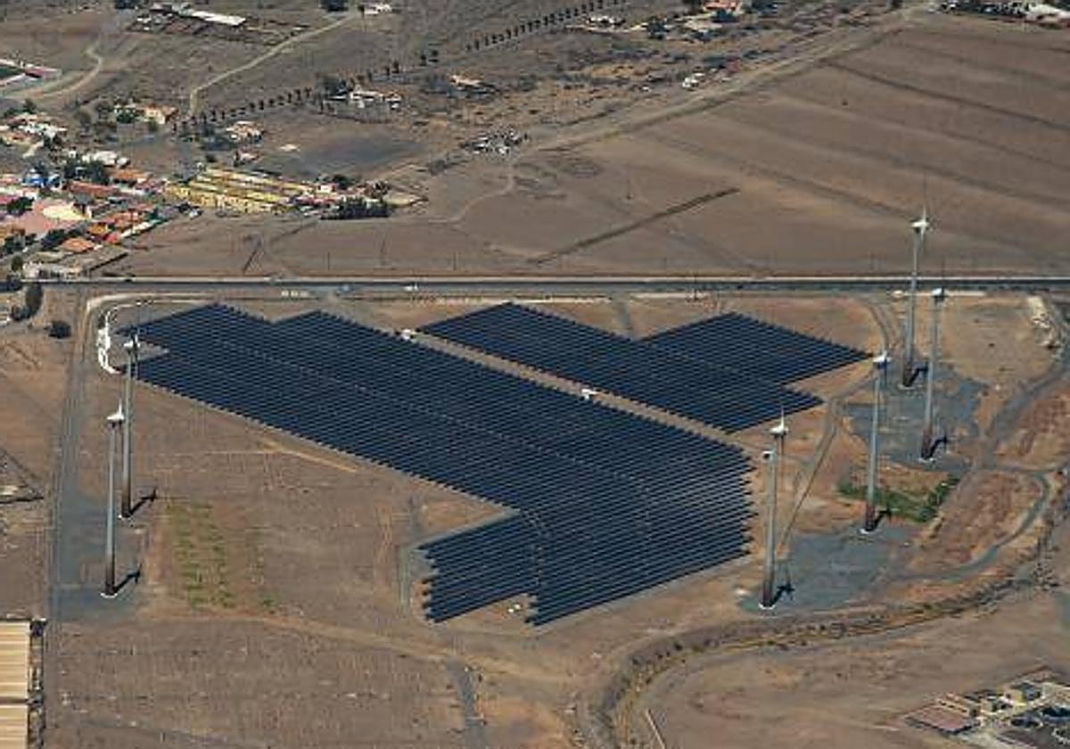 Parque de energía solar instalado en el entorno de Juan Grande.