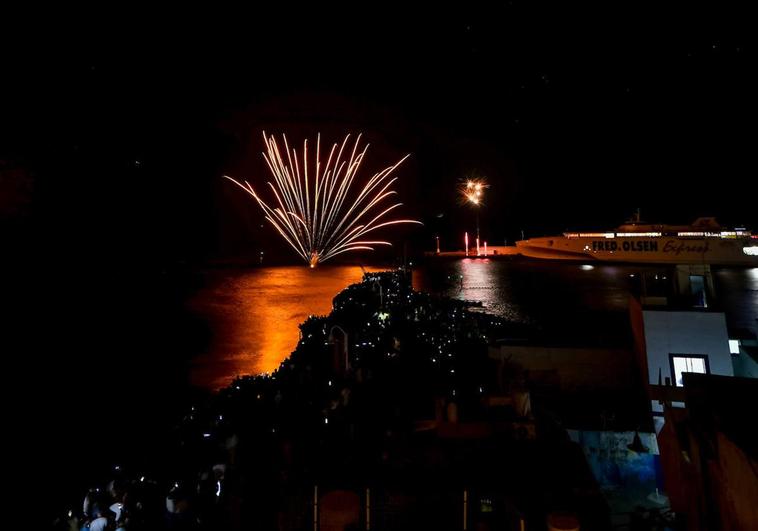 Fuegos acuáticos regalan una noche mágica en Agaete