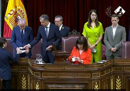 Ada Santana, de verde, la diputada más joven en el Congreso.