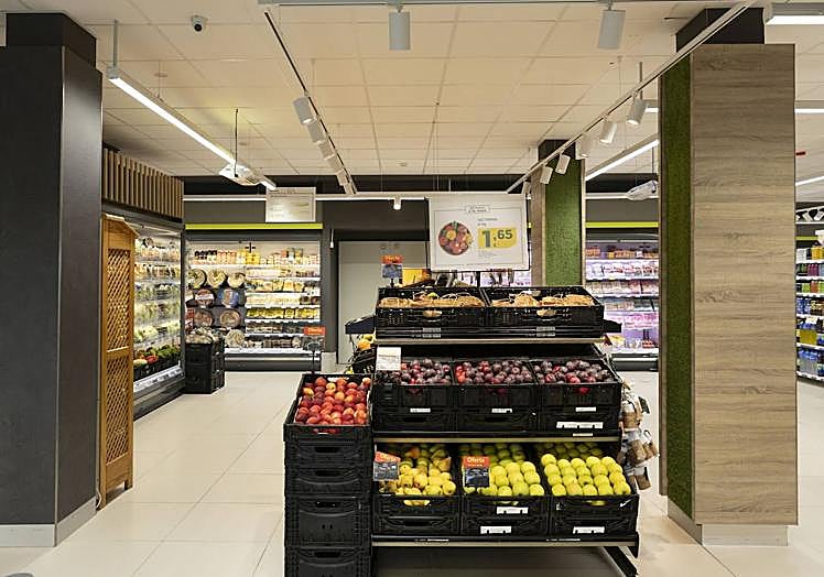 Imagen principal - La tienda SuperDino Santa Brígida estrena nueva imagen