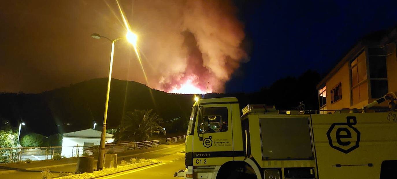 Trabajos nocturnos contra el incendio en Tenerife