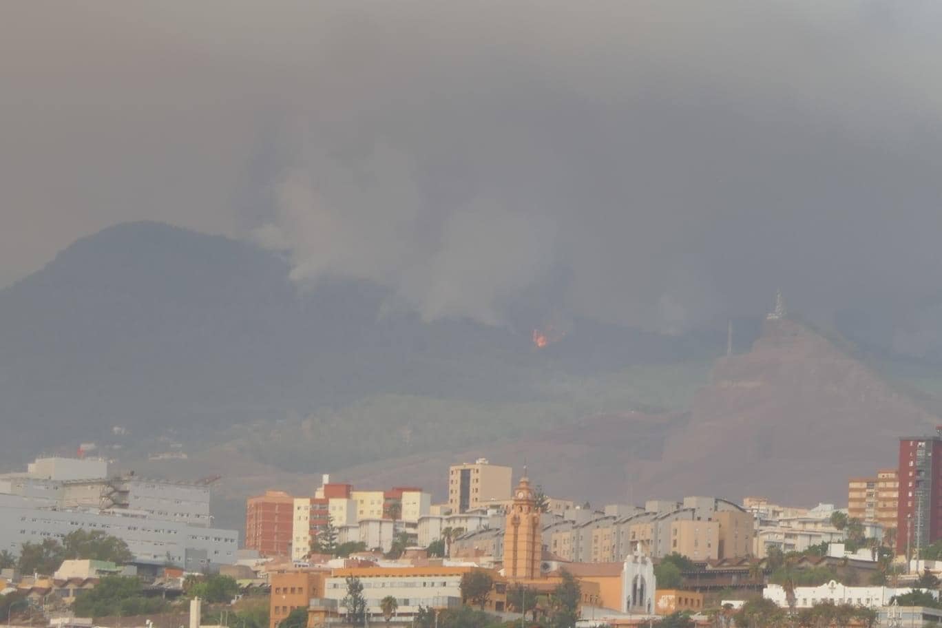 Segunda jornada de lucha contra el incendio en Tenerife
