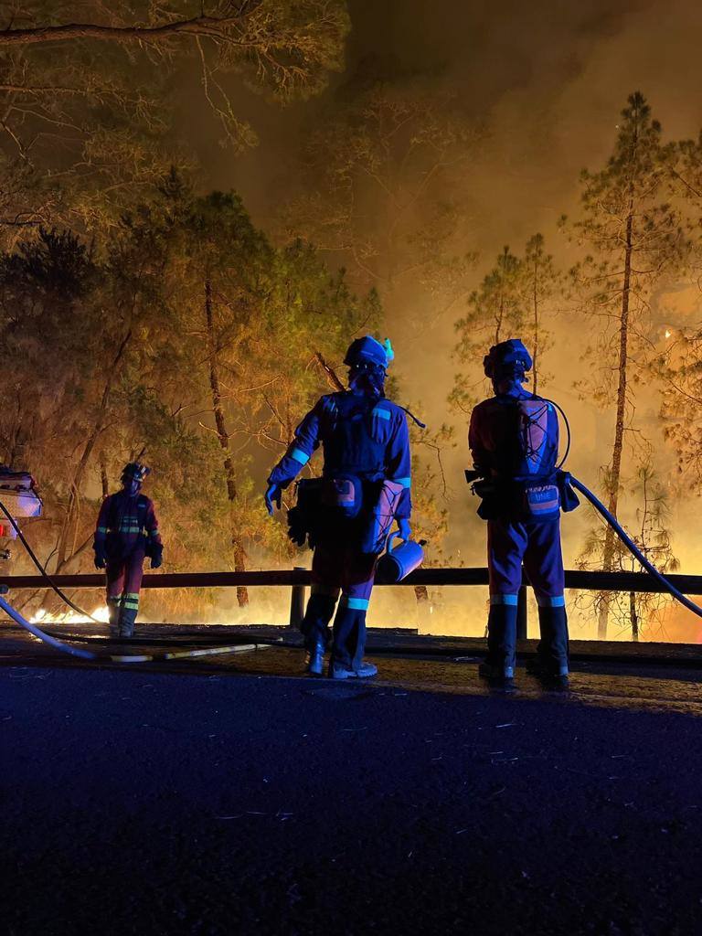 Trabajos nocturnos contra el incendio en Tenerife