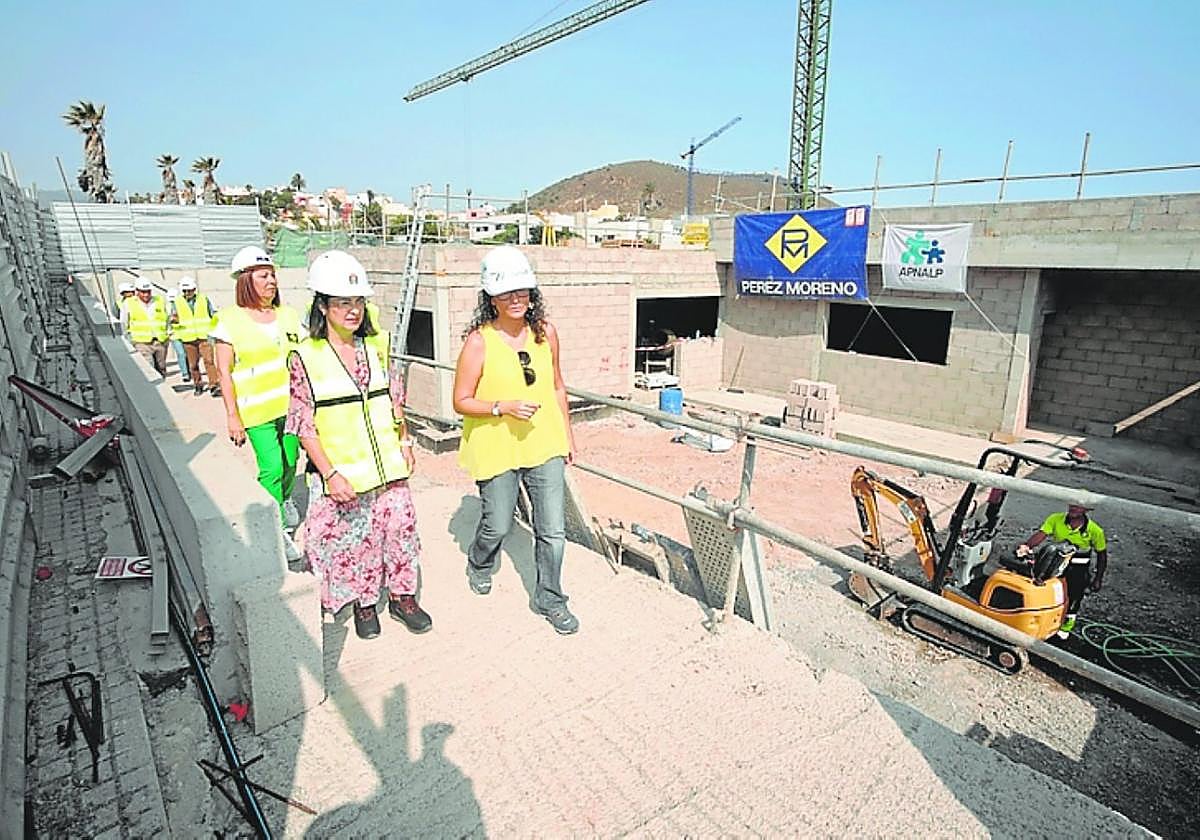 La alcaldesa visita las obras.