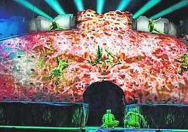 Imágenes de varios de los números que ofrece el espectáculo Ovo al público del Gran Canaria Arena.